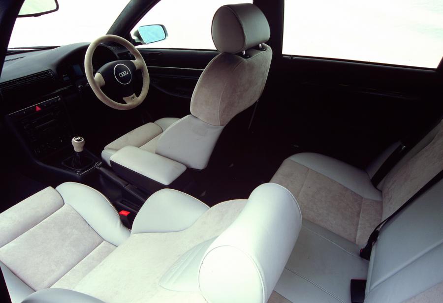 Интерьер Audi RS4 Avant (B5,8D) 2000 года  (AU) (фото 2 из 6)